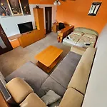 Wolf Luxusne S Plnou Vybavou S Bezplatnym Parkovanim Smart Tv A Optickym Internetom Priamo V Povazskej Bystrici Ticha Lokalita S Vsade Blizko Vhodne Pre Jednotlivcov Rodiny Pracovne Cesty Turistiku Aj Oddych Plne Vybavena Kuchyna דירה Považská Bystrica
