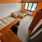 Wolf Luxusne S Plnou Vybavou S Bezplatnym Parkovanim Smart Tv A Optickym Internetom Priamo V Povazskej Bystrici Ticha Lokalita S Vsade Blizko Vhodne Pre Jednotlivcov Rodiny Pracovne Cesty Turistiku Aj Oddych Plne Vybavena Kuchyna Považská Bystrica